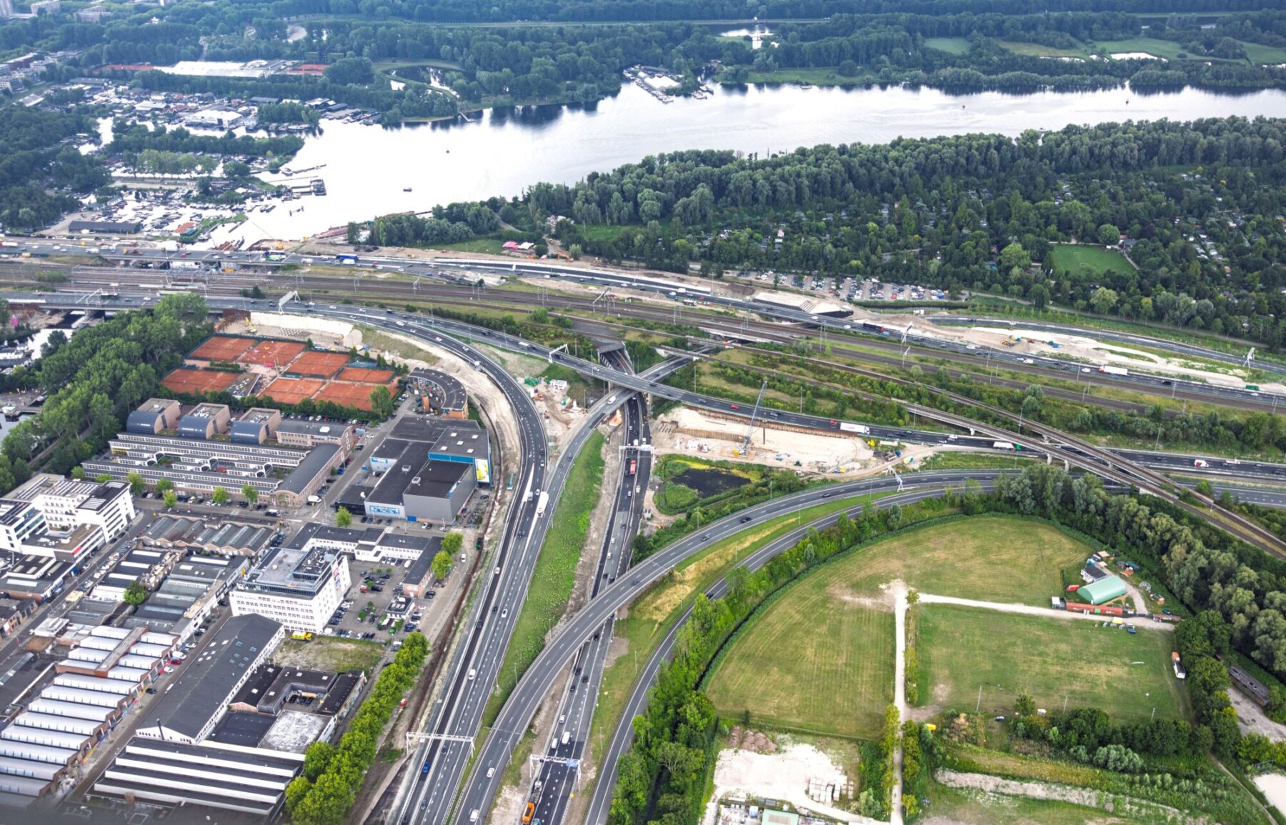 Luchtfoto knooppunt De Nieuwe Meer