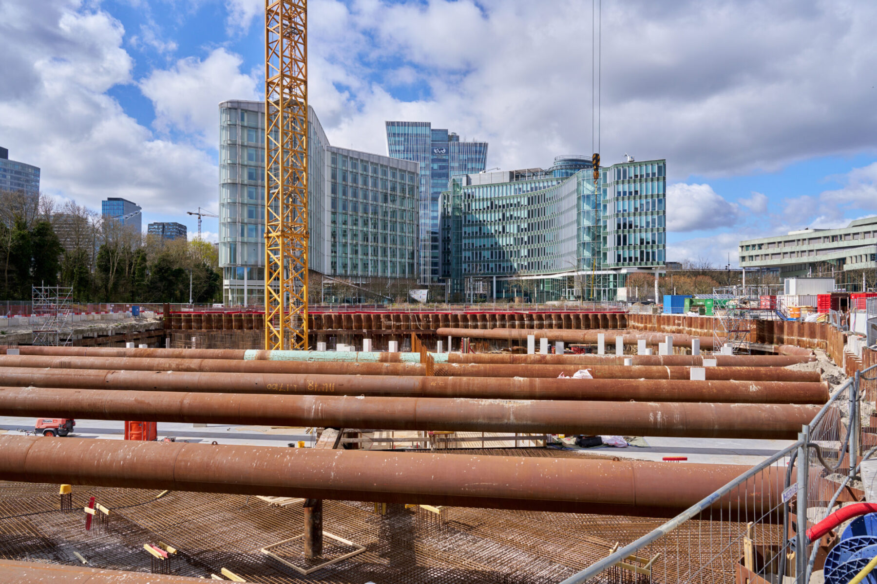Park Meadows in aanbouw, leggen van fundering in maart 2025 met op de achtergrond AkzoNobel Center, Stibbe en het St. Nicolaaslyceum