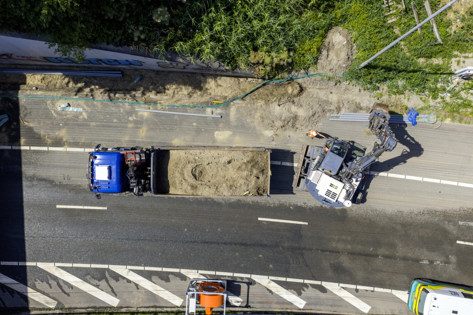 Vrachtwagen zand topview luchtfoto knooppunt nieuwe meer