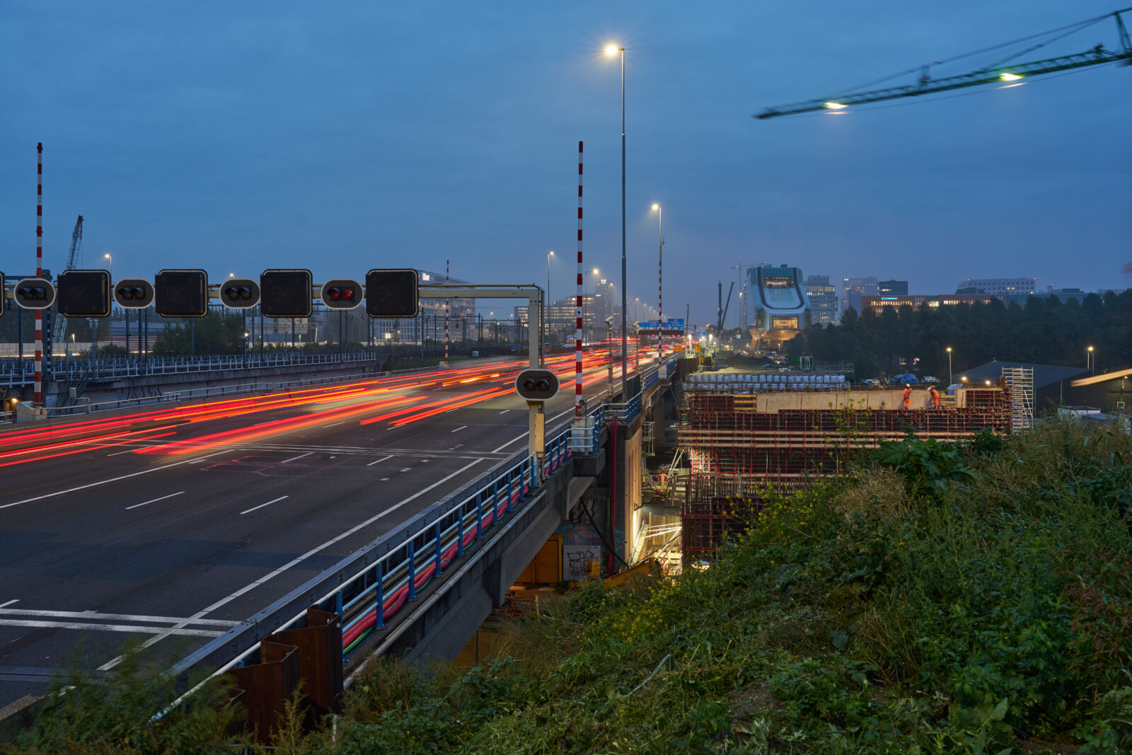 De Schinkelbrug in avondlicht., voortgang werkzaamheden.