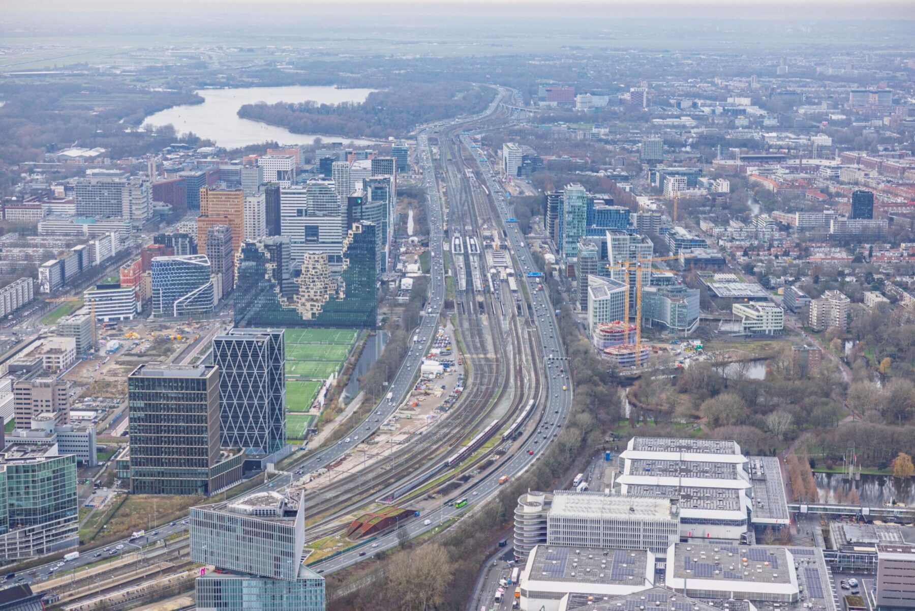 Luchtfoto van Zuidas, van oost naar west
