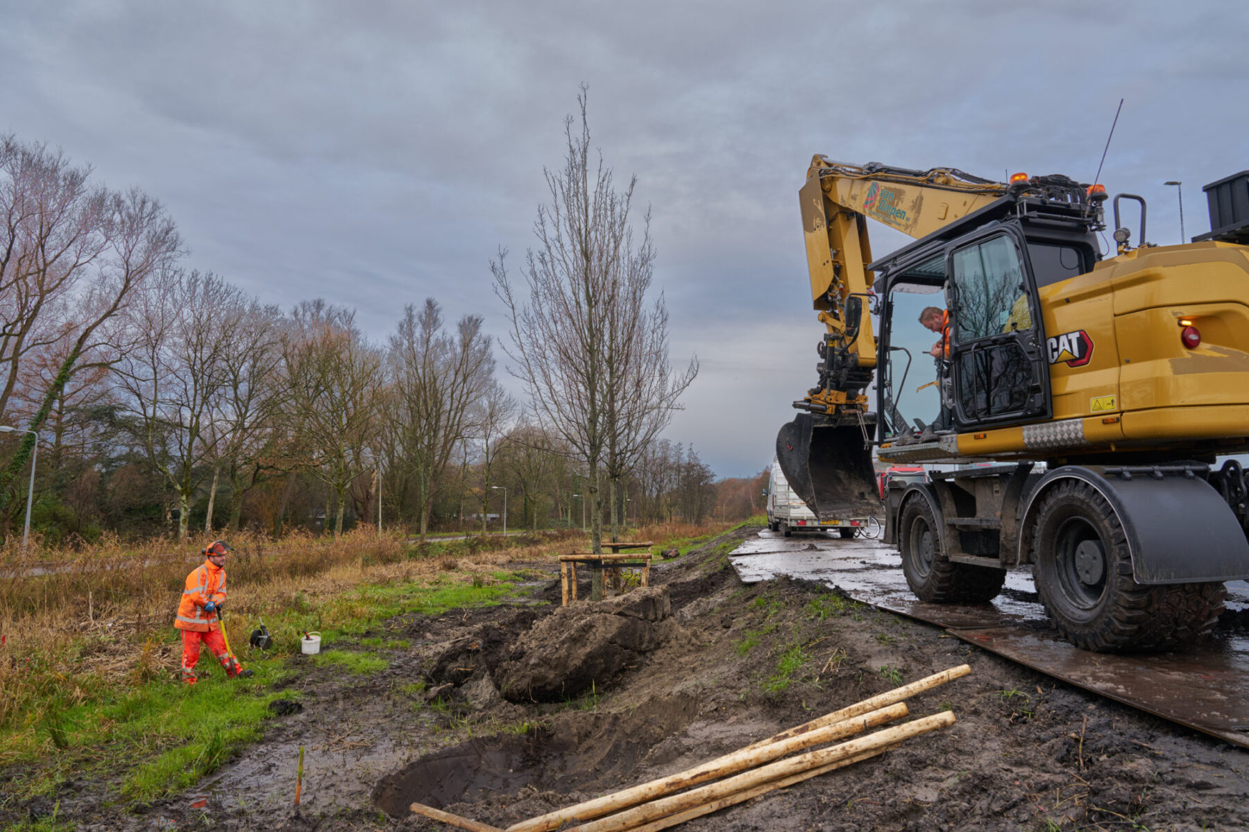 Vanaf de Riekerweg naar A10 knooppunt De Nieuwe Meer - verplanten bomen Tennispark