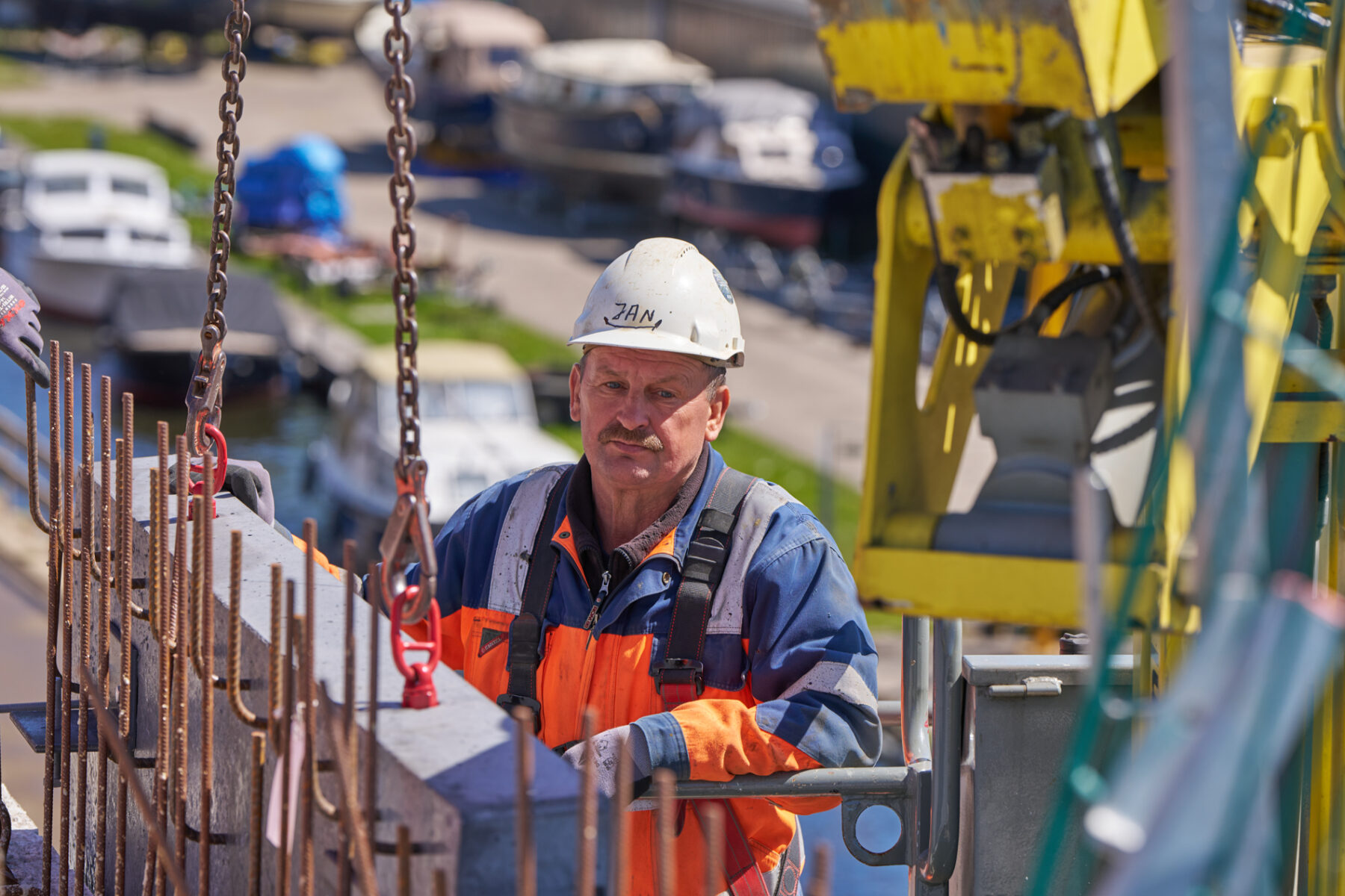 Inhijsen van randafwerking brug 9