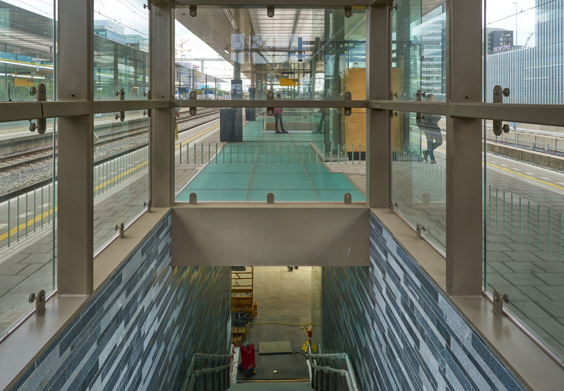 station amsterdam zuid met reizigers op het treinperron