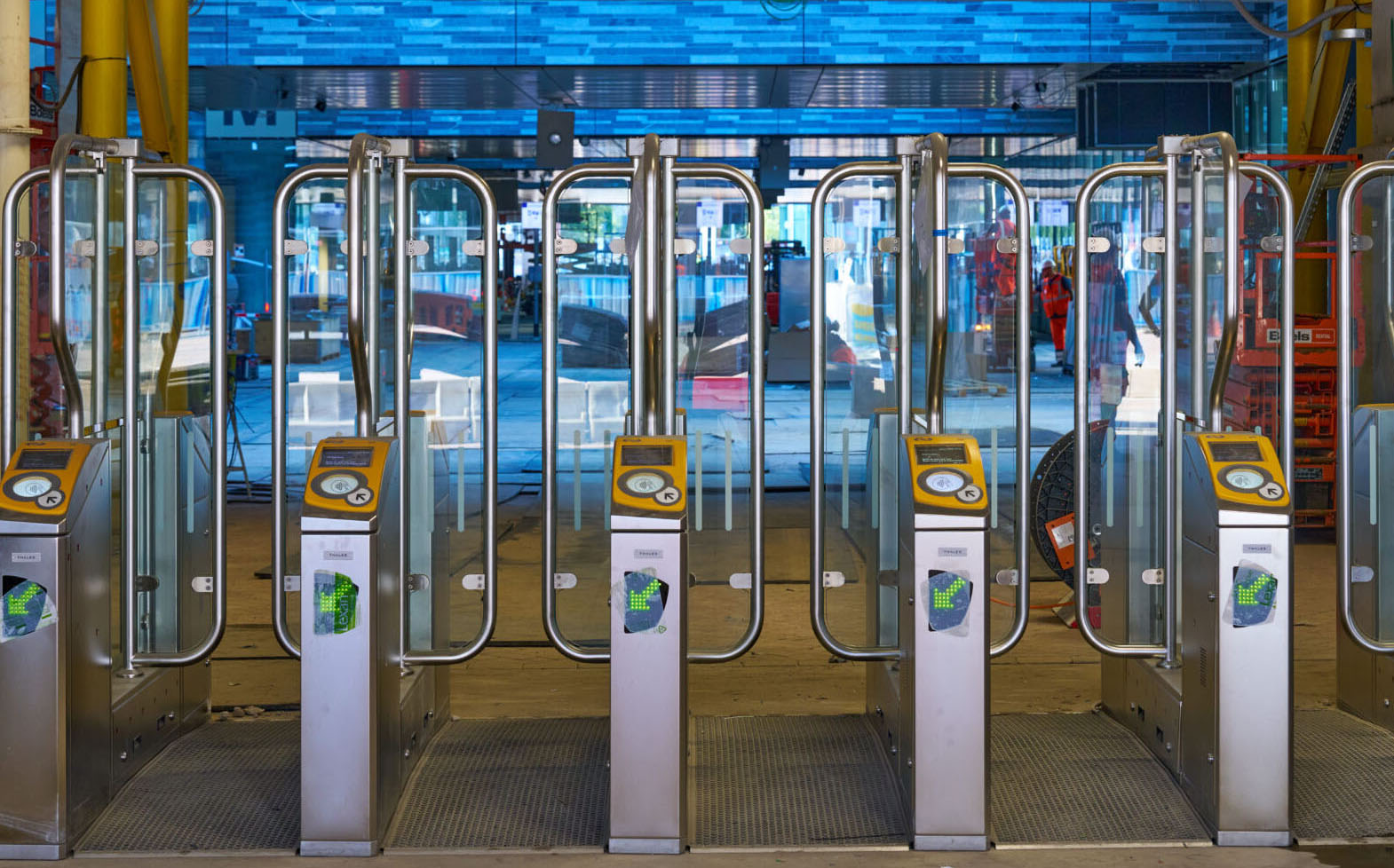 ov-poortjes  op station amsterdam zuid