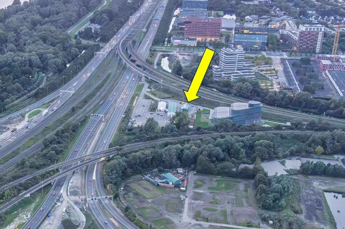 260924 Luchtfoto werkterrein TriAX Johan Huizingalaan - pijl